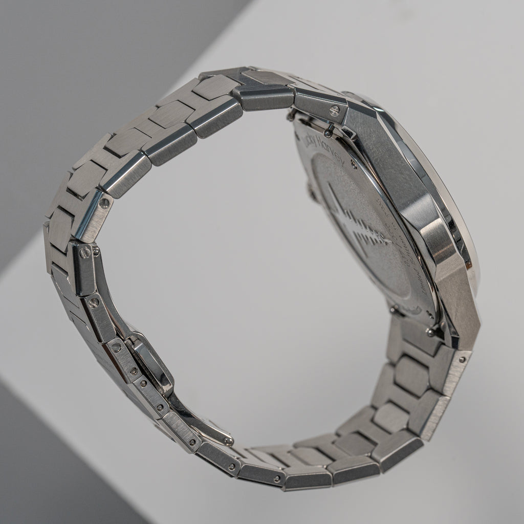 Finely polished case, full of gloss